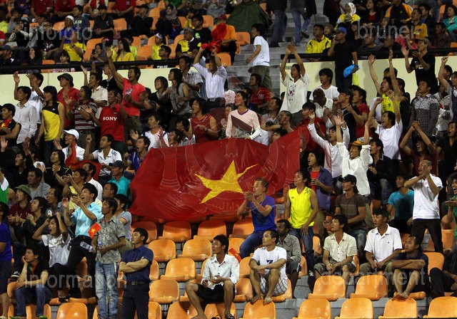 Niềm vui chiến thắng của số ít các CĐV Việt Nam có mặt trên SVĐ Hassanal Bolkiah.